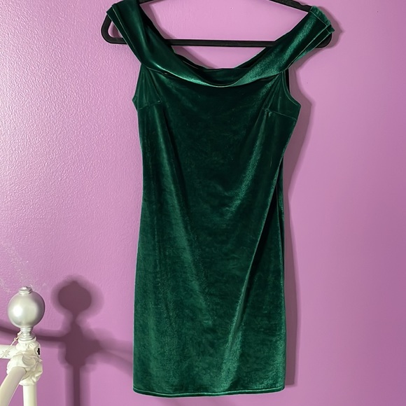 Urban outfitters green velvet bodycon dress. - Picture 4 of 7